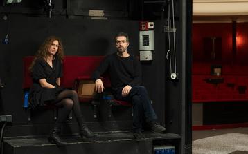 Lotte de Beer & Omer Meir Wellber © David Payr/Volksoper Wien Lotte de Beer und Omer Meir Wellber sitzen in der Bühnengasse.