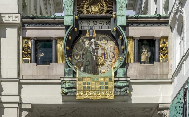 WikiCommons/Thomas Ledl Verbindungsbrücke zwischen zwei Gebäuden mit Uhr