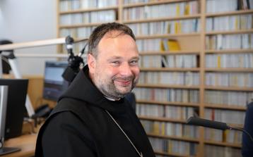 Abt Nikodemus im Studio von radio klassik