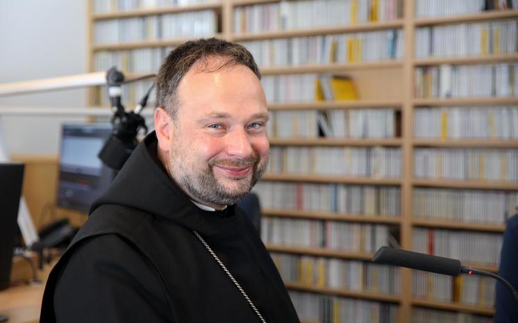 Abt Nikodemus im Studio von radio klassik