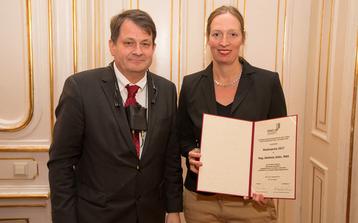 Verleihung Medienpreis Stefanie Jeller rechts, Präsident der HNO-Gesellschaft Peter Franz links