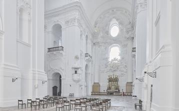 weißer Innenraum der Kollegienkirche