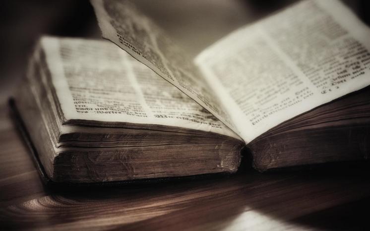 Aufgeschlagenes altes Buch, Symbolbild Achtung Bibel-Sendung