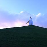 Kapelle auf Hügel bei Sonnenaufgang