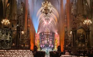 Blick in den festlich beleuchteten Stephansdom beim Wiener Advent 2021